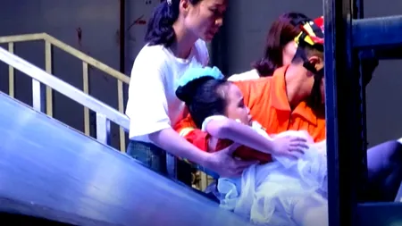 Moment îngrozitor zeci de copii: Momentul festiv s-a transformat într-un accident devastor în care scena s-a prăbușit sub zeci de copii - VIDEO