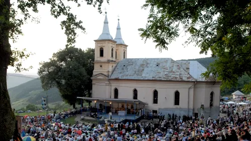 Peste 50.000 de credincioși asistă la slujba de liturghie de la Mănăstirea Nicula din Cluj
