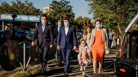 Acasă la Nicușor Dan. Cât plătește lunar chirie pentru apartamentul în care locuiește cu soția și fetița lor