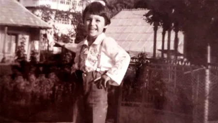 Îl recunoști? Acest băiețel ștrengar a ajuns unul dintre cei mai bine plătiți PREZENTATORI de la Pro TV