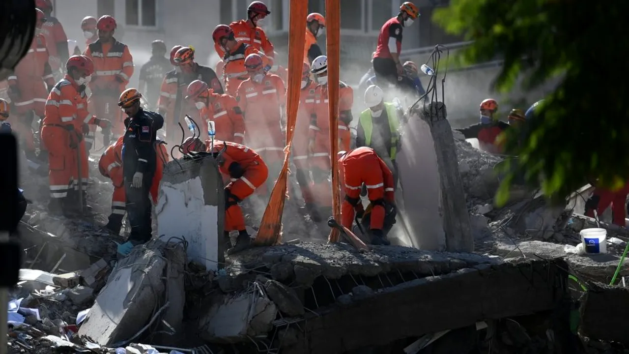 Copil de trei ani, salvat de sub dărâmături la Izmir, la trei zile după cutremurul care a lovit Turcia și Grecia | VIDEO