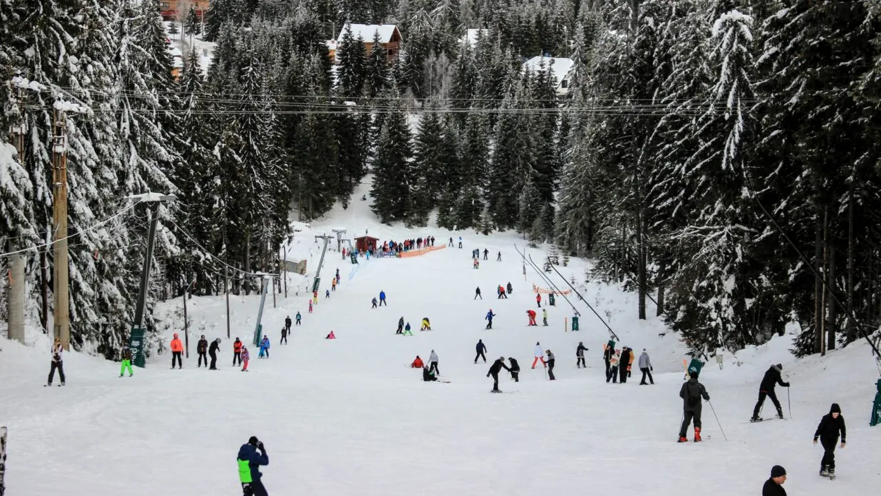 Stațiunea care este considerată „Polul Nord” al țării vine cu o experiență unică. Prețurile pornesc de la 120 de euro