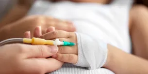 Povestea dramatică a fetiței de 9 ani care a rămas fără 6 degete de la mâini. Mama copilei: ”Am auzit țipete”