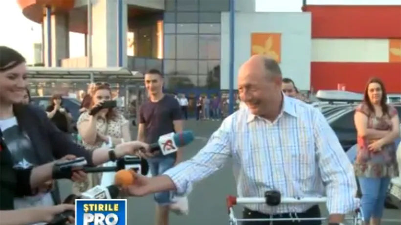 Ia de la Băsescu!. Președintele a împărțit fructe ziariștilor în parcarea unui hypermarket. VIDEO