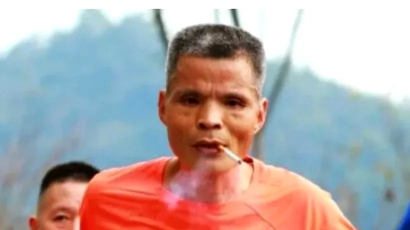 Un alergător de maraton chinez a fost DESCALIFICAT după ce și-a aprins țigară după țigară pe parcursul întregii curse