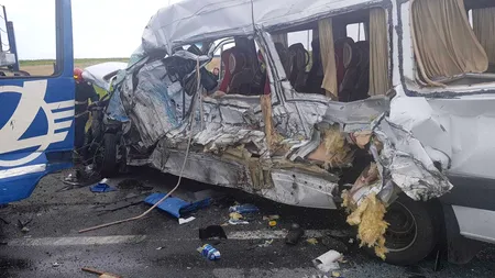 Accident grav în Olt. Un microbuz și 5 mașini s-au ciocnit. Bilanț: Un mort și 13 răniți, printre care și o femeie însărcinată - VIDEO