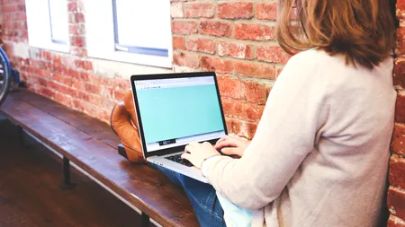 Afecțiunea misterioasă care a făcut-o să renunțe la serviciu. Ce i se întâmplă unei femei când se apropie de biroul ei