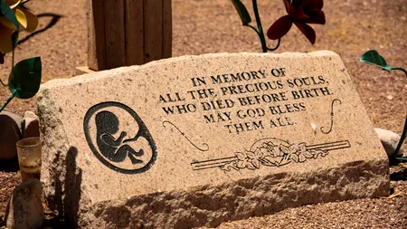 Curtea Supremă din Arizona a interzis avortul. Femeile care încalcă legea din 1864 riscă ÎNCHISOAREA