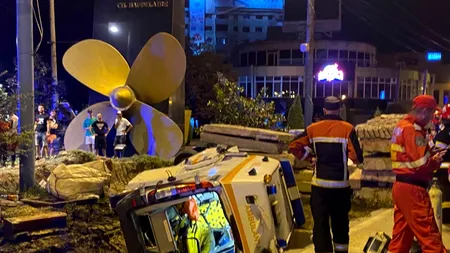 VIDEO - O ambulanță a ajuns în șanț, după ce s-a ciocnit cu un taxi, în Constanța. Șoferul, asistenta, un copil de 4 ani și mama lui au fost răniți