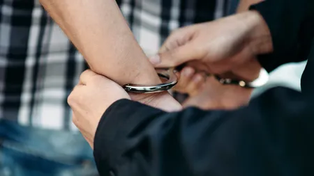 Doi tineri din București, reținuți de polițiști după ce au tras cu pistoale neletale spre mai multe fete