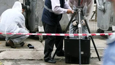 Bărbatul care l-a înjunghiat mortal pe concubinul mamei sale și și-a rănit sora s-a predat Poliției