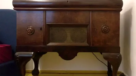Dacă îl găsești acasă sau pe la bunici, te îmbogățești! Acest radio pe lămpi, de pe vremea comunismului, se vinde acum cu 4.100 de lei