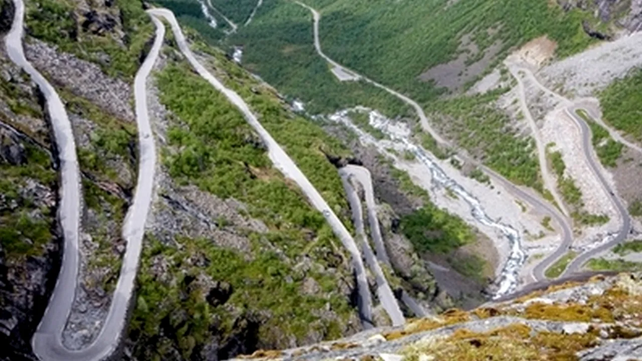 GALERIE FOTO. Cele mai spectaculoase 20 de drumuri din lume