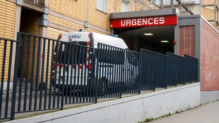 O octogenară din FRANȚA a murit după ce a așteptat 44 de ore pe holurile unui spital pentru a primi îngrijiri medicale. Fiica femeii a dat spitalul în judecată