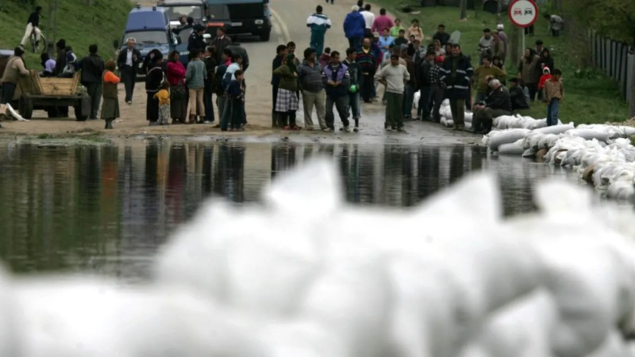 Codul portocaliu de inundații, extins pe râuri din zece județe 