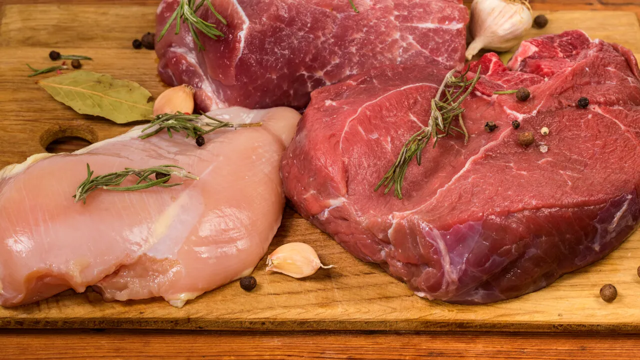 STUDIU | Consumul de carne nu crește riscul de deces și chiar ar putea reduce riscul de cancer