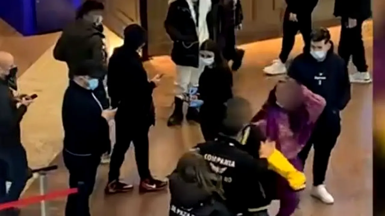 Scandal într-un mall din Capitală: Mai mulți adolescenți au împins agenții de pază care le-au cerut să poarte mască