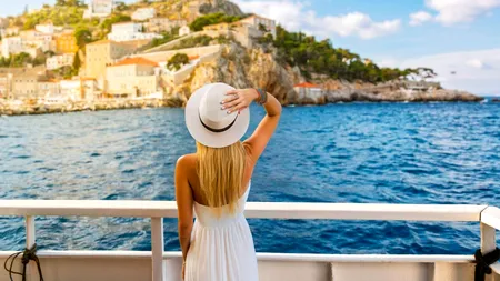 Locul „ascuns” și spectaculos din GRECIA de care mulți turiști nu știu, dar unde localnicii se relaxează vara la mare. Cât costă o vacanță de 7 zile