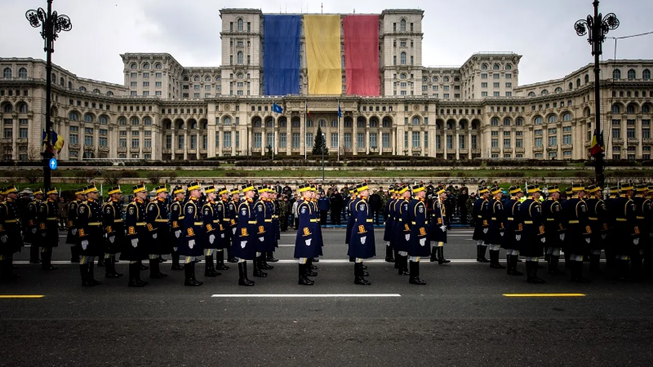 Premierul Ponta și președintele Băsescu au participat la parada de 1 Decembrie din Piața Constituției