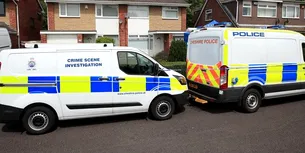 Bărbat găsit MORT în casă, după ce locatarii au simțit un „miros puternic și foarte urât”. Ce au descoperit anchetatorii despre vecinul lor