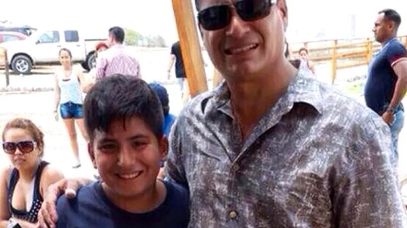 Președintele Ecuadorului a acceptat să facă o fotografie cu un tânăr admirator, însă i-a scăpat un DETALIU. Imaginea a devenit virală pe Internet