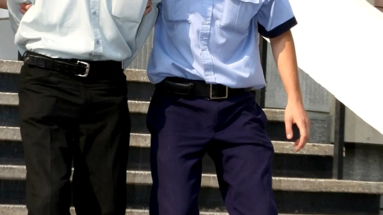 Un bărbat care a încercat să fure un autoturism după ce l-a rănit pe proprietar cu un cuțit, arestat