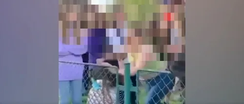 Minoră din Brașov, bătută și batjocorită de două fete în timp ce mai mulți adolescenți aplaudă. Polițiștii au deschis dosar penal - VIDEO