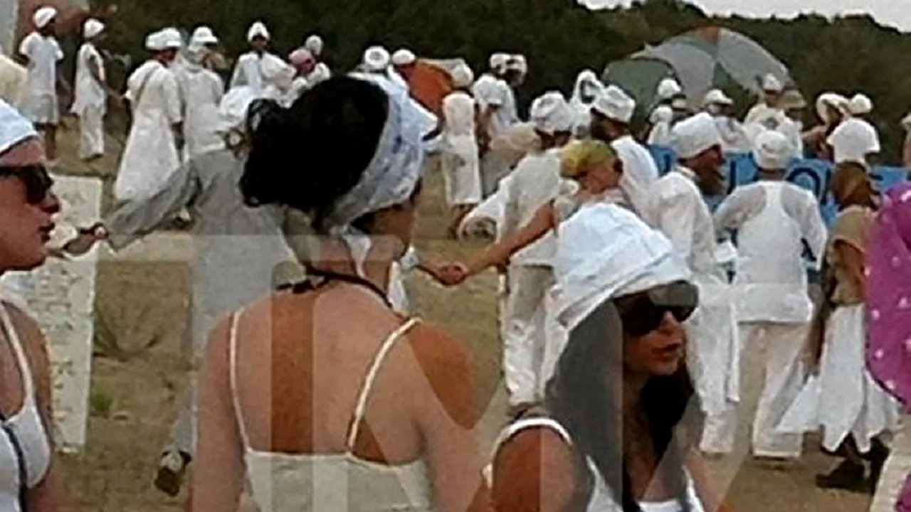 Surpriza din această fotografie: cine s-a prins în „spirala tantrică