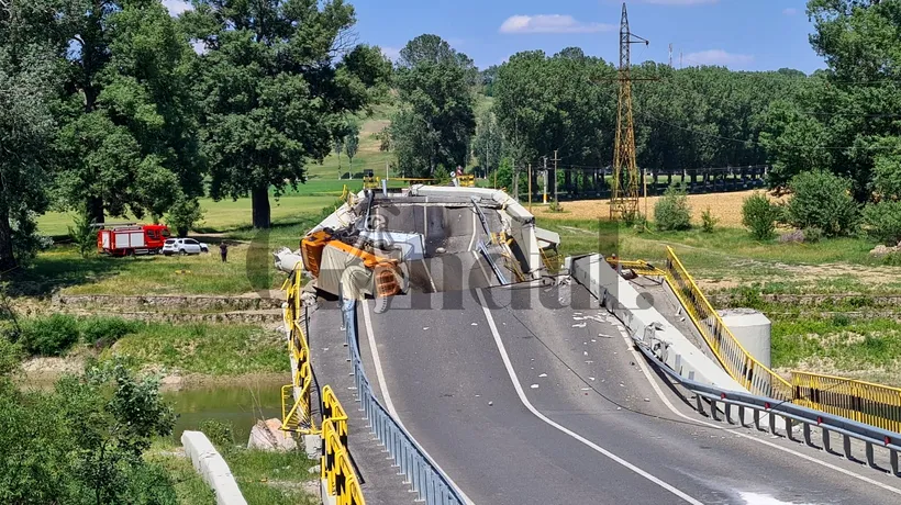 GALERIE FOTO | Cum arată podul de la Luțca, la cinci zile de prăbușire. „Mașinile răsturnate nu vor fi mutate curând. Va fi necesară o detonare”