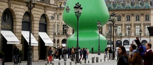 O sculptură în formă de jucărie erotică expusă în centrul Parisului a devenit motiv de glume, însă nu și pentru autorul atacat pe stradă