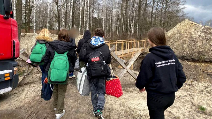 Un grup de 17 copii ucraineni, răpiți de forțele ruse și duși la ”reeducare” în Crimeea, s-au întors la familiile lor
