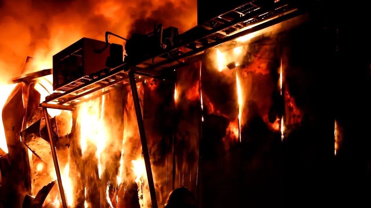 Incendiu de proporții în Cartierul Tei din București: 42 de persoane au avut nevoie de îngrijiri medicale. Opt dintre ele au fost internate
