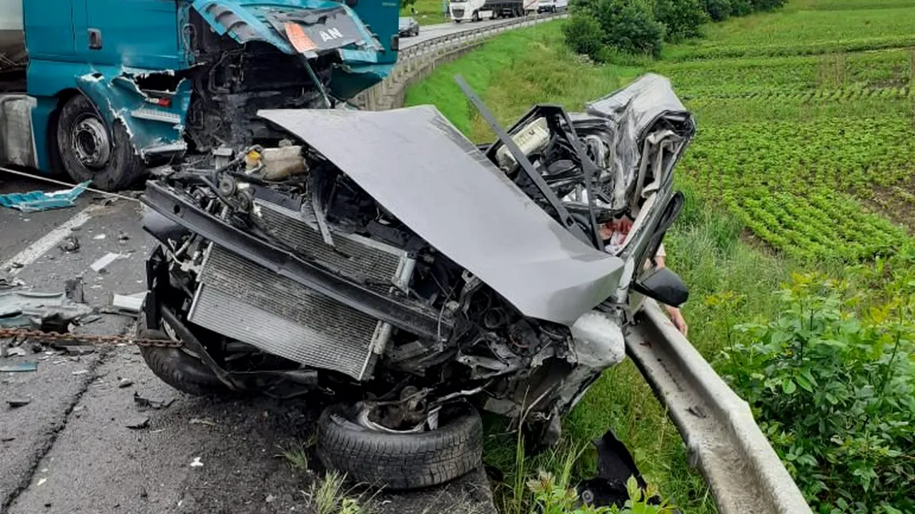 Doi tineri au murit într-un ACCIDENT cumplit, în Cluj. Mașina a fost făcută bucăți după ce s-a izbit de o cisternă