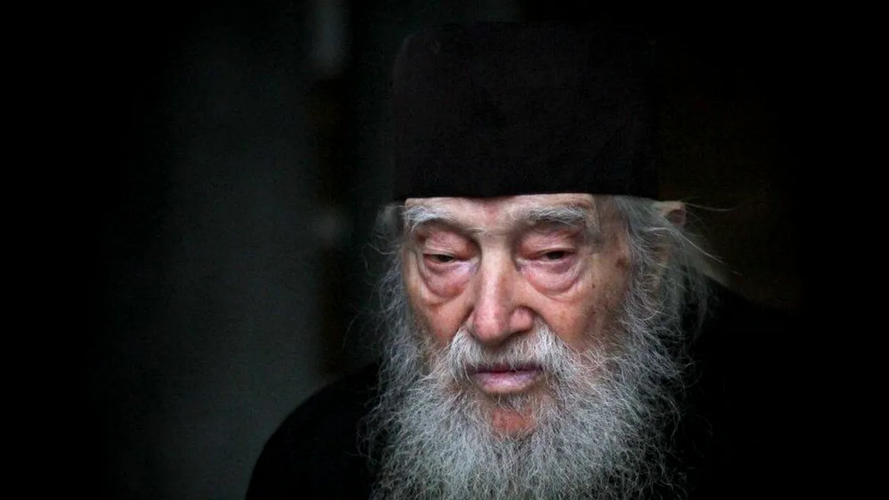 Ortodoxia românească, în doliu. Arhimandritul Climent Haralamb, care a slujit la Mănăstirea Curtea de Argeș, s-a stins din viață la vârsta de 102 ani