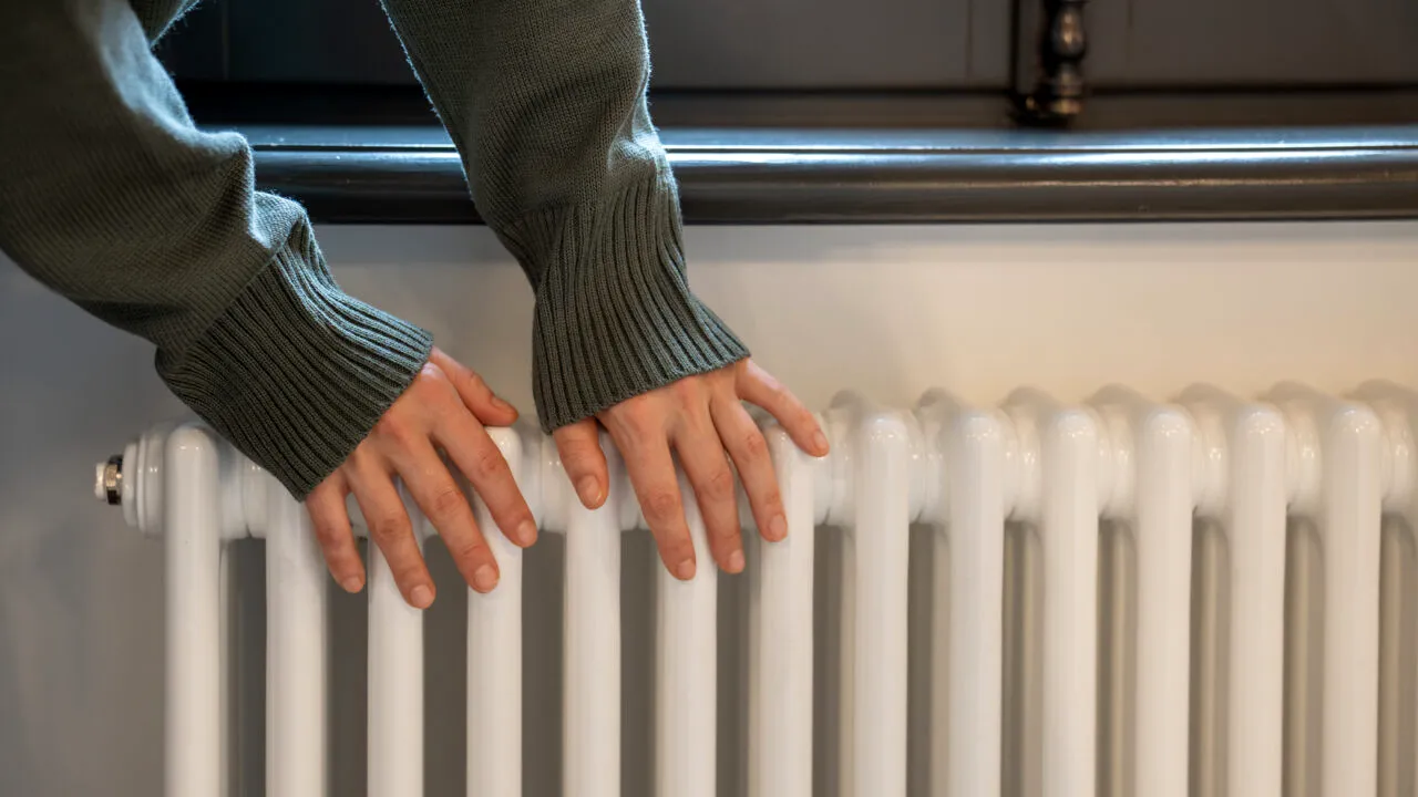 Revolta bucureștenilor după ce au fost lăsați luni în șir fără căldură. Proteste în fața primăriei