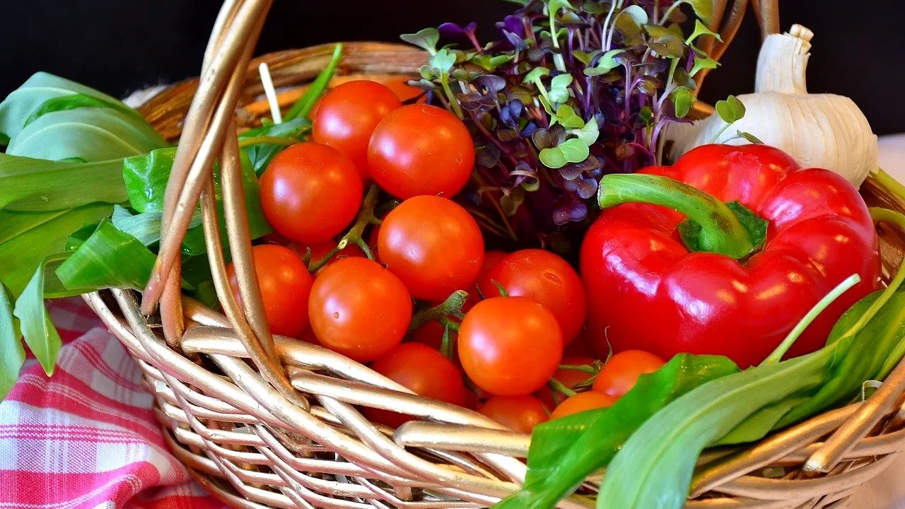 PREȚURI DE PAȘTE: Subvenții pentru usturoi, dar pentru legumele în spații protejate sunt încă blocate. Cu ce preț pleacă roșiile românești din poarta fermelor