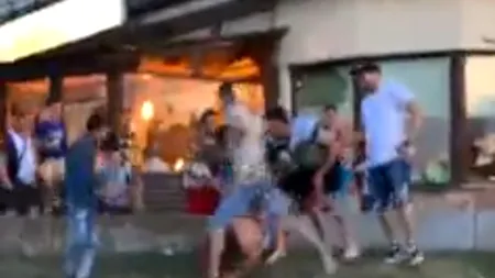 Scene de bătaie transmise live pe Facebook în Tulcea. Un bărbat a fost lovit cu bestialitate de cinci agresori, în fața mulțimii de turiști - VIDEO