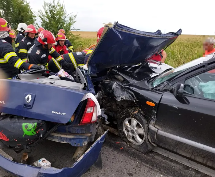 GALERIE FOTO. Accident cumplit în Ialomița. Două persoane au murit, iar alte patru sunt rănite / A fost solicitat elicopterul SMURD