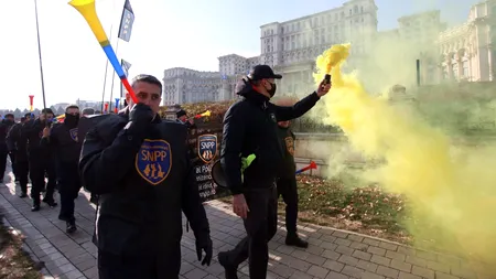 FOTO- VIDEO | Protest în fața Guvernului și Parlamentului. Angajați din Sănătate, Poliție și sectorul public cer salarii mai mari