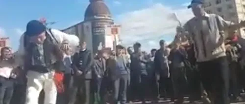 Susținători PSD, filmați în timp ce sărută pancartele pro-PSD și își fac semnul crucii VIDEO

