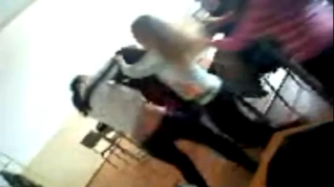 O elevă de clasa a XI-a și mama ei, cercetate după ce au bătut o colegă a fetei într-o pauză