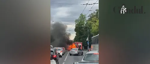 VIDEO | O mașină a luat foc în trafic, în Capitală. Traficul, restricționat la o oră de vârf