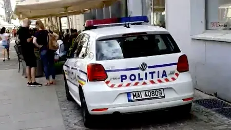 Încă o gafă a Poliției Române: Cei doi agenți care au parcat mașina pe o stradă pietonală din centrul Timișoarei vor fi cercetați disciplinar. Polițiștii s-au dus la restaurant - VIDEO