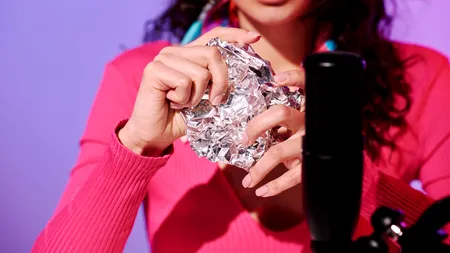 De ce să pui folie de aluminiu la geam iarna. Trucul te scapă de multe probleme