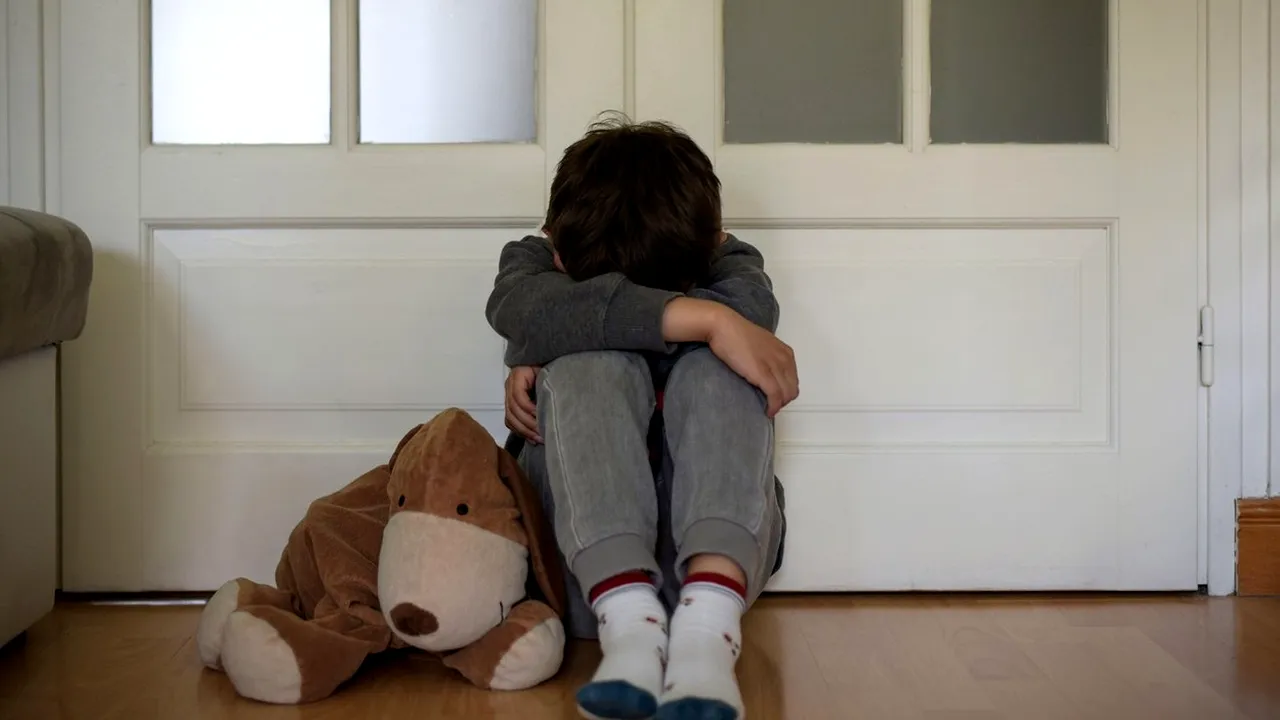 Copii torturaţi şi hrăniţi cu mâncare de pisici de bunici. Ignorat de Protecţia Copilului, băiatul cel mare i-a SALVAT pe toţi