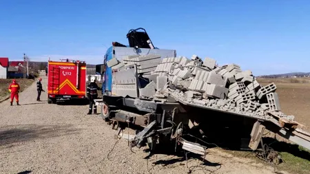 Accident feroviar în Suceava. Un camion încărcat cu materiale de construcții, LOVIT de tren