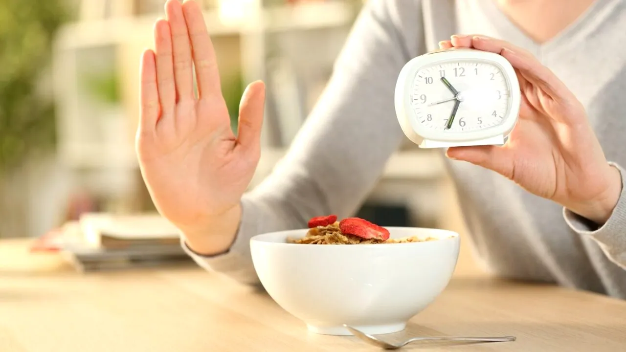 Cum poate influența POSTUL intermitent sănătatea creierului? 5 moduri pentru un „intermittent fasting” ca la carte