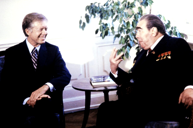 Jimmy Carter și secretarul general al Uniunii Sovietice, Leonid Brejnev, la discuțiile privind semnarea tratatului SALT II pentru reducerea armelor nucleare strategice, 18 iunie 1979, Viena