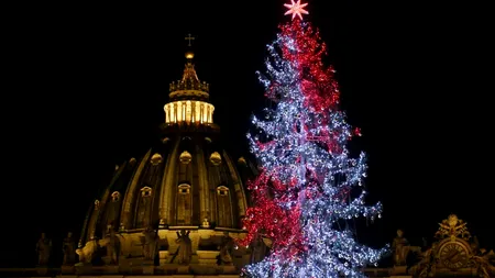 Luminițele bradului s-au aprins la Vatican. Pomul este un dar al primarului din Ledro, căsătorit cu o ROMÂNCĂ