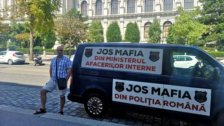 FOTO-VIDEO | Un poliţist din Neamț a plecat prin Europa cu o dubă pe care a scris „Jos mafia din Poliţia Română” și „Jos mafia din MAI”. Ce probleme a întâmpinat pe drum